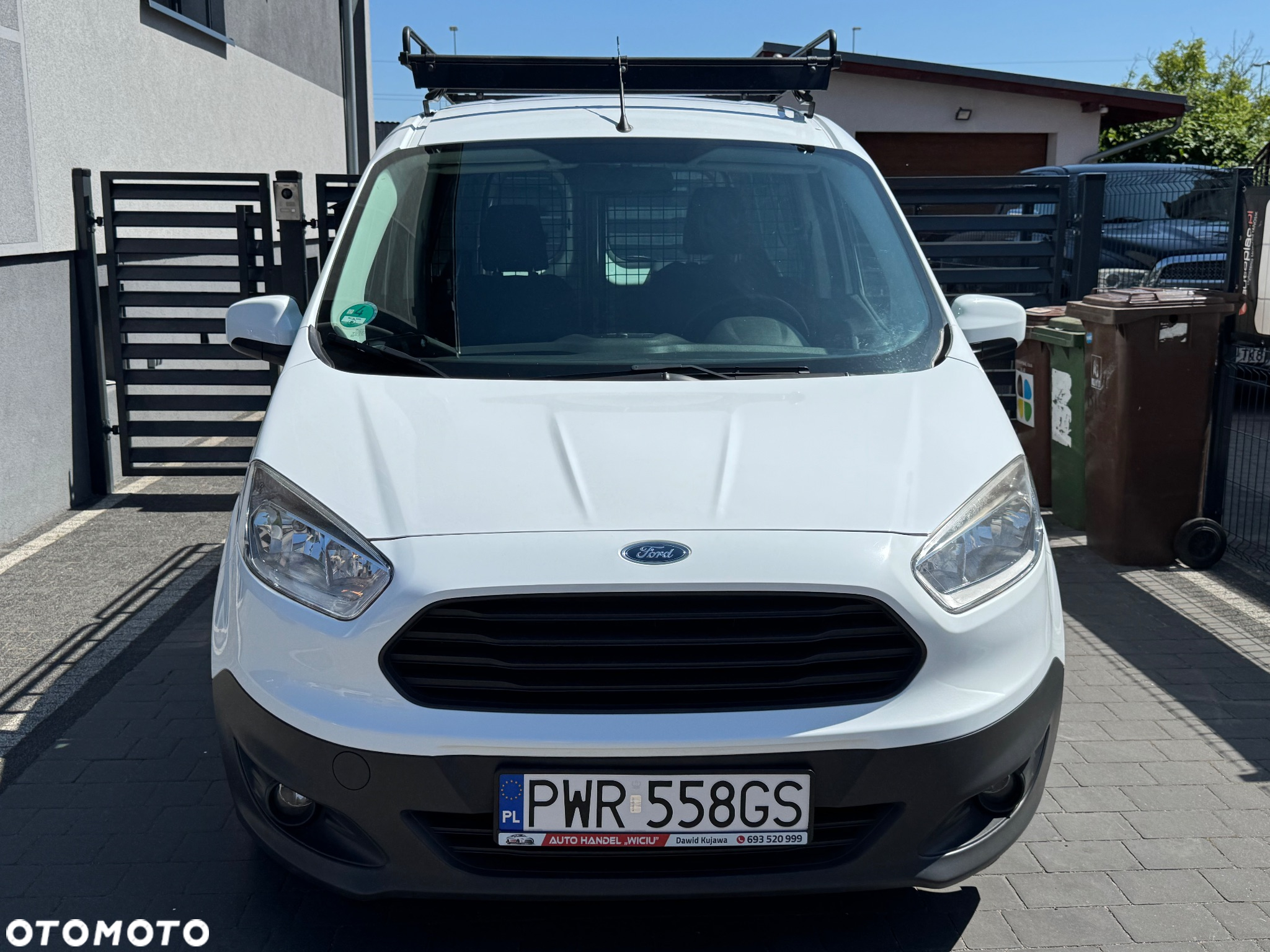 Ford Transit Courier - 23