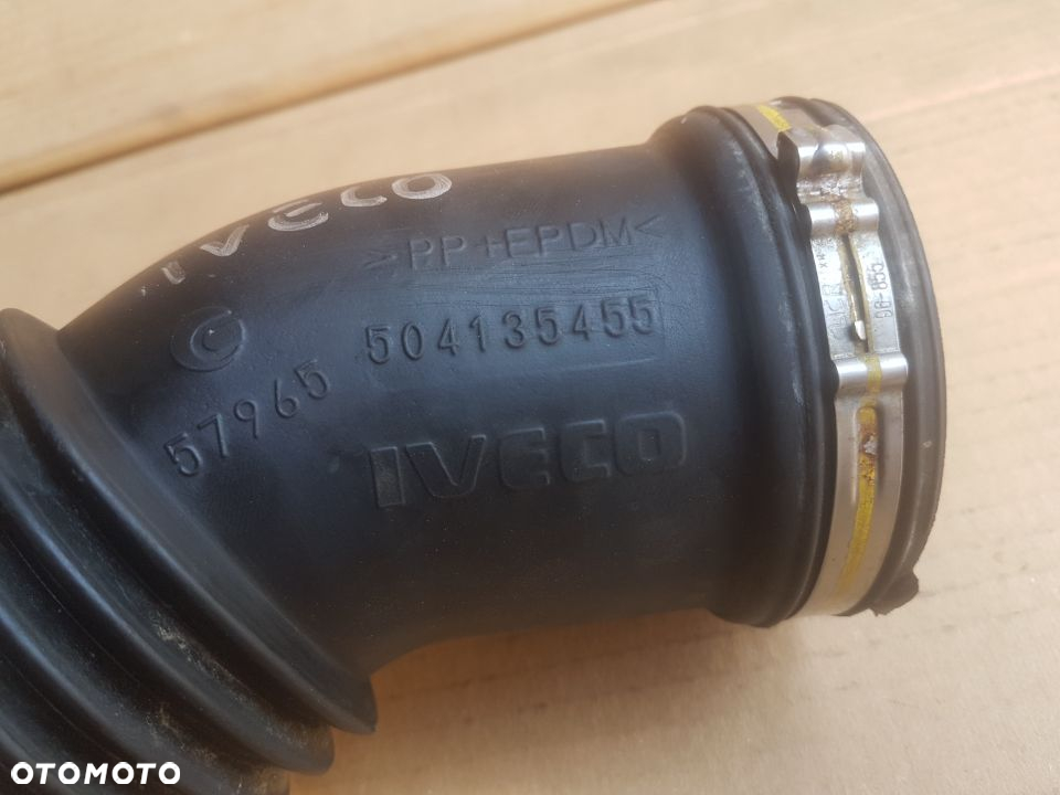 Iveco Daily 4 06-11  rura kolanko dolotu powietrza trójnik silnika 2.3 - 3