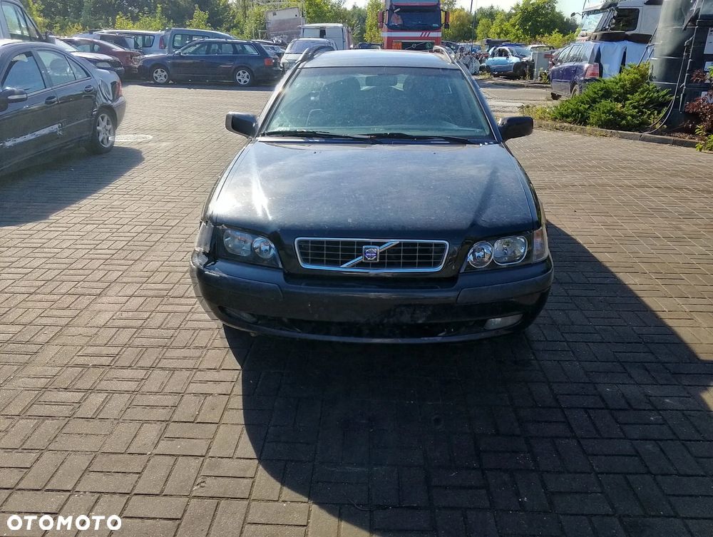 Volvo V40 I FL (99-04r.) 1.8 B 122KM. Silnik B4184S2 Skrzynia M5P lakier BLACK METALIC.Cały na części. GWARANCJA !!!  Przód Tył Zestaw Komplet Drzwi Klapa Zderzak Błotnik Maska Grill Atrapa Szyba Pas Lampa Lusterko Boczki Fotel Kanapa Kokpit Deska Rozdzielcza Przełącznik Włącznik Sterownik Przewody Wiązka Instalacja Moduł Komputer Czujnik Listwa Pompa Alternator Wtryski Głowica Rozrusznik Kompresor Sprzęgło Dwumas Silnik Skrzynia ABS Klimatyzacji Paliwa Wspomagania Kolektor Turbina Przepustnica Zawór Chłodnica Koło Hak Belka Sanki Zawieszenie Mcpherson Półoś Amortyzator Wydech Tłumik Zacisk Most - 2