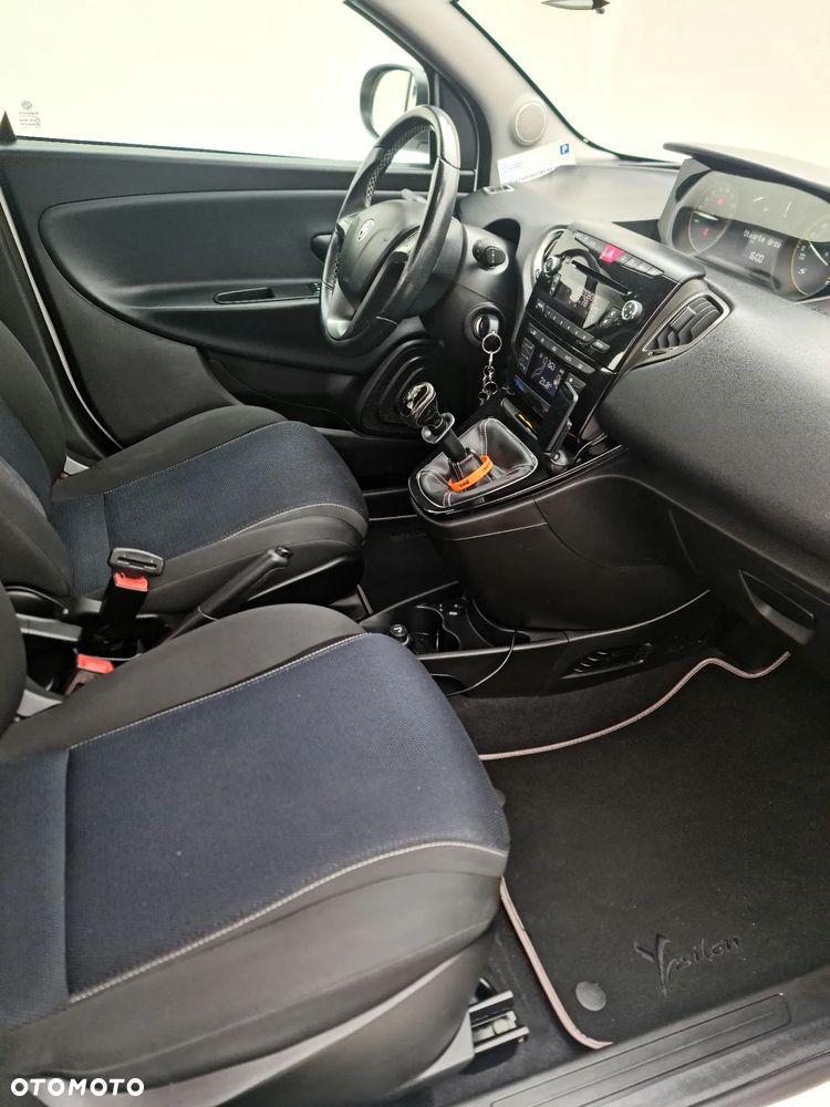 Lancia Ypsilon 1.2 8V Momo S&S - 11