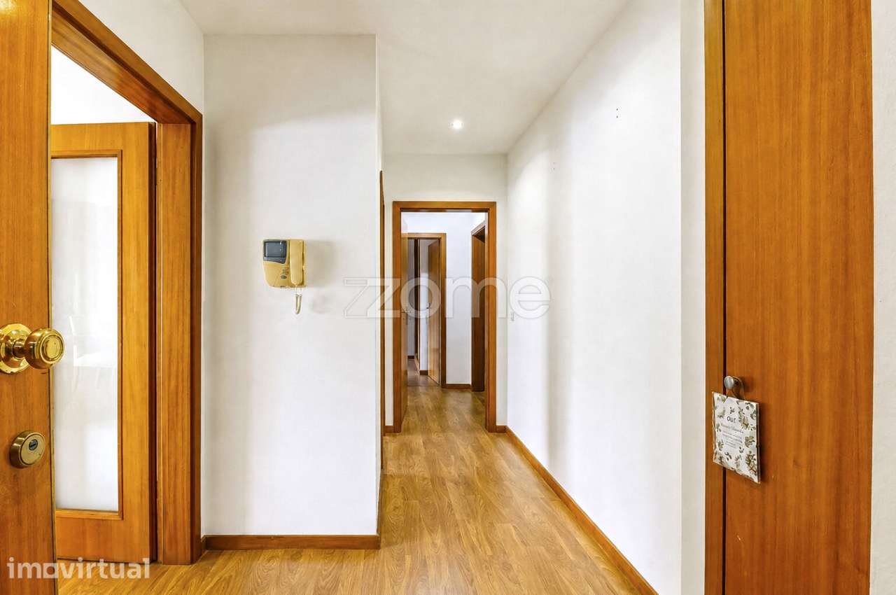 T2 COM SUÍTE COZINHA RENOVADA LAREIRA DUAS VARANDAS E LUGAR GARAGEM - Grande imagem: 3/41
