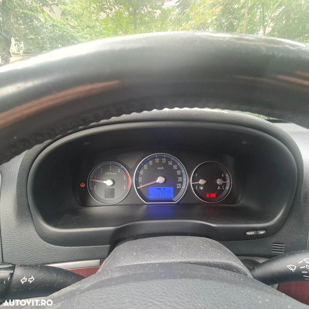 Hyundai Santa Fe 2.2 DSL VGT 5 SEATS 2WD MT CLASSIC - 14