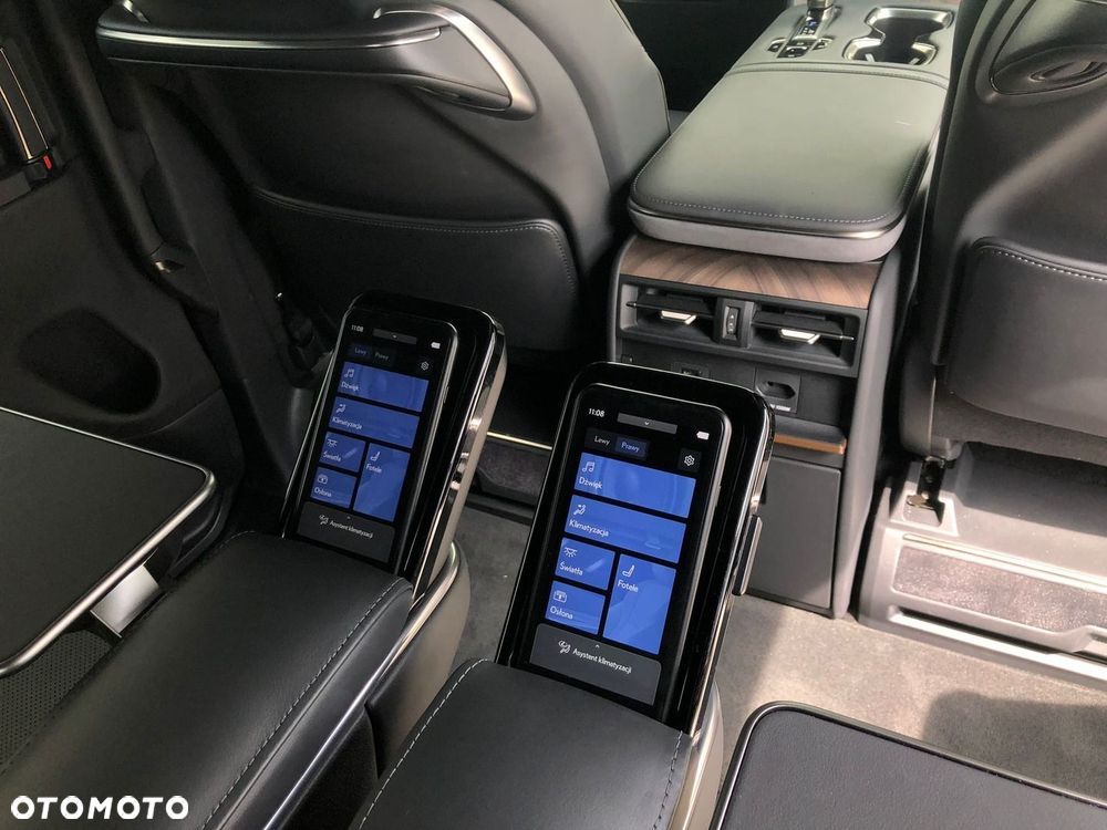 Lexus LM - 33