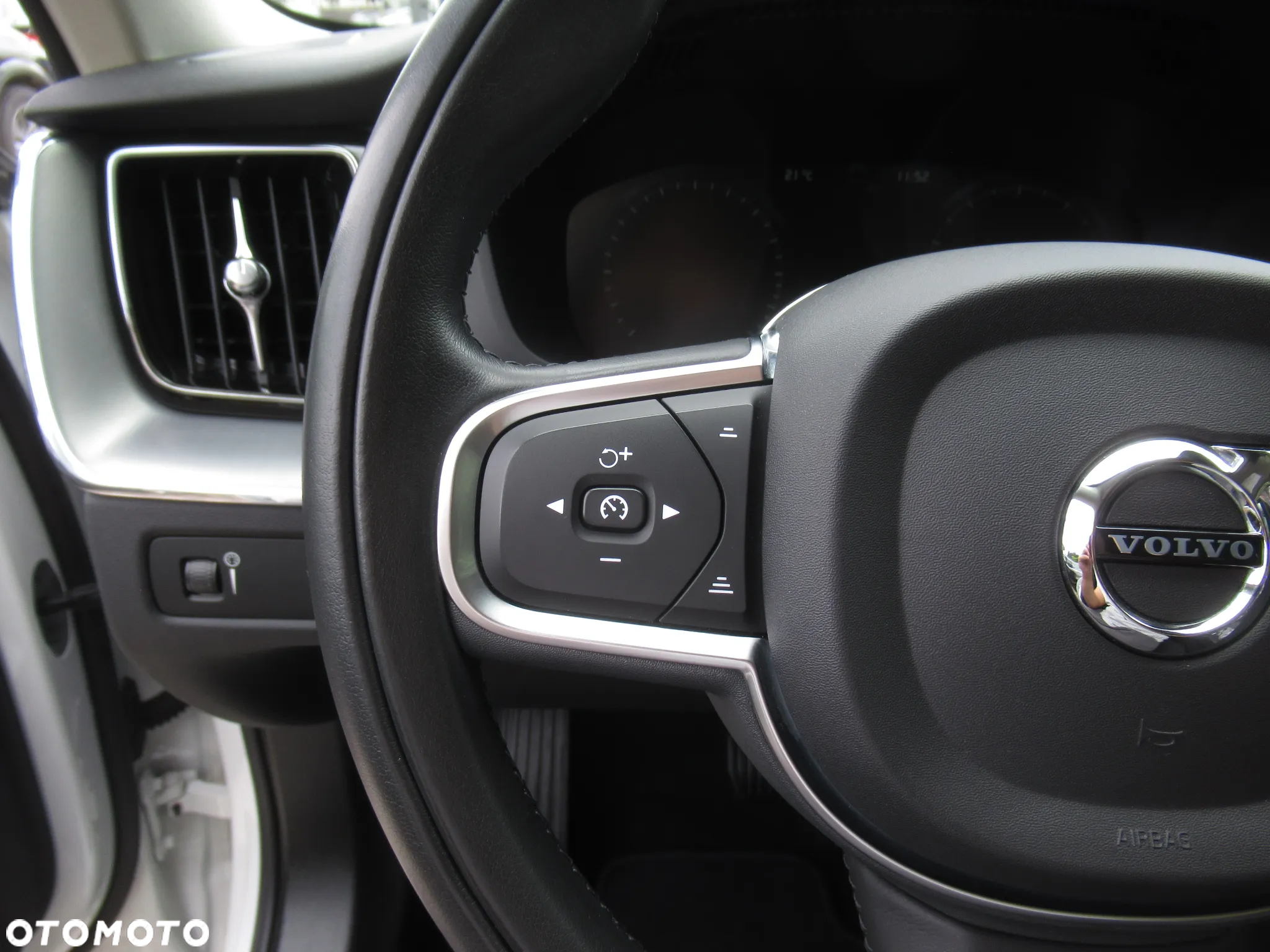 Volvo XC 60 B4 B Momentum - 12