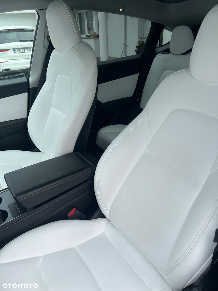 Tesla Model Y Performance AWD - 13
