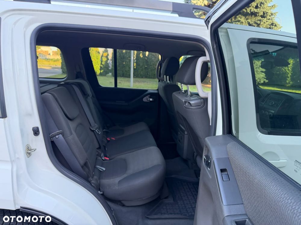 Nissan Pathfinder 2.5 D SE - 14