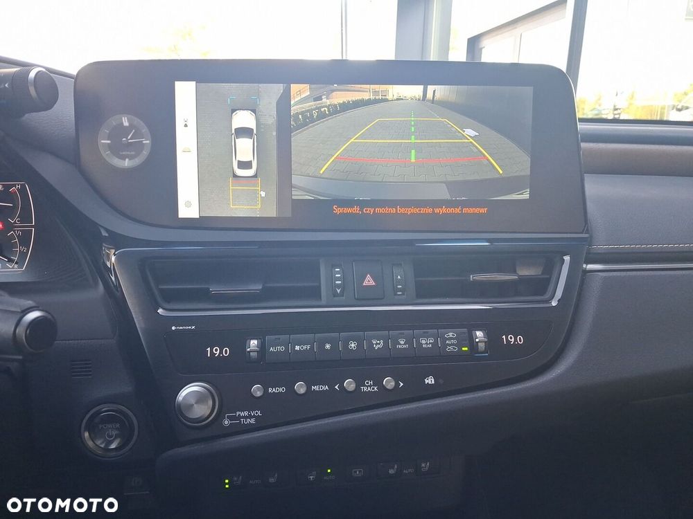Lexus ES 300h Omotenashi - 20
