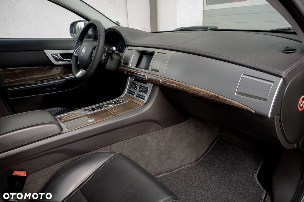 Jaguar XF 2.2 D Luxury - 29