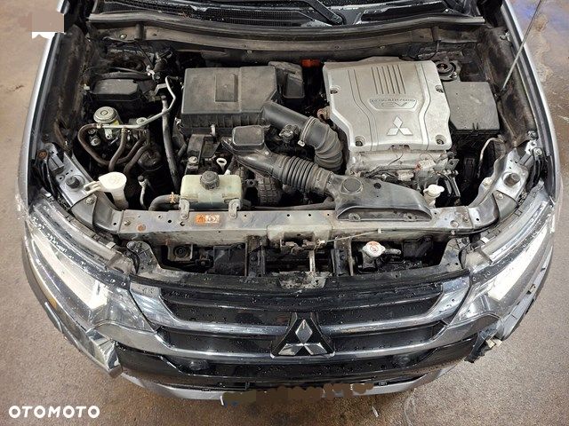 Mitsubishi Outlander Instyle NAVI + - 12