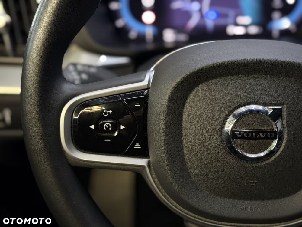 Volvo XC 60 B4 D AWD Ultimate Dark - 21