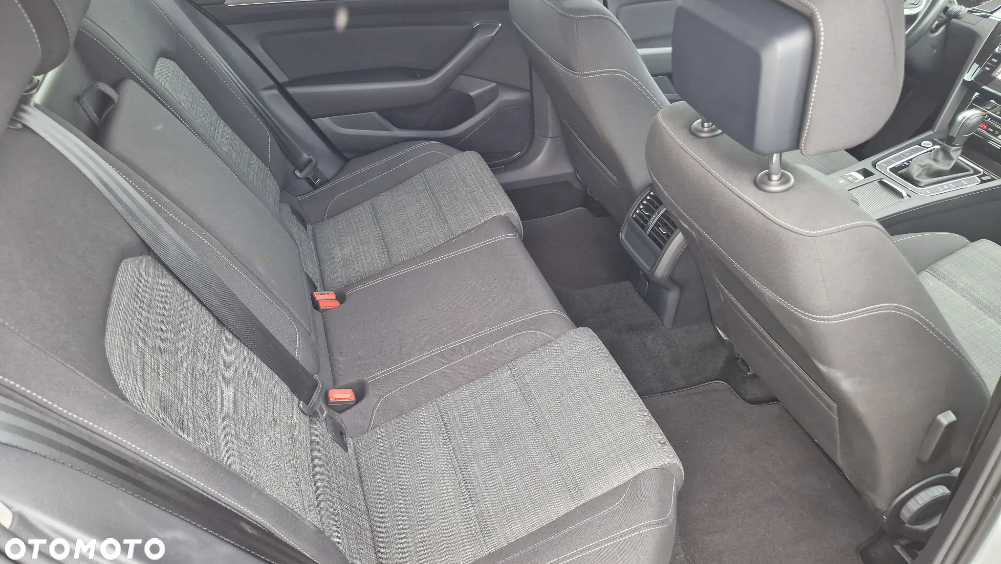 Volkswagen Passat Variant 2.0 TDI SCR DSG Business - 20