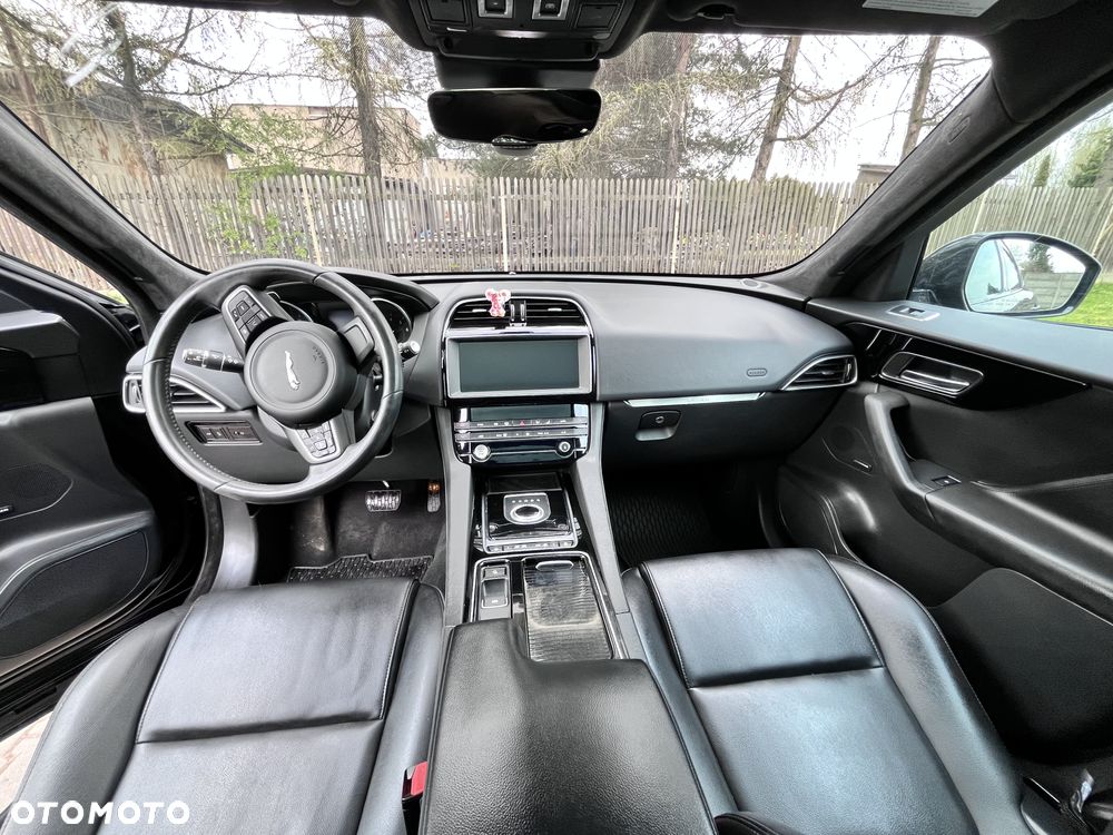 Jaguar F-Pace 25t AWD Portfolio - 11