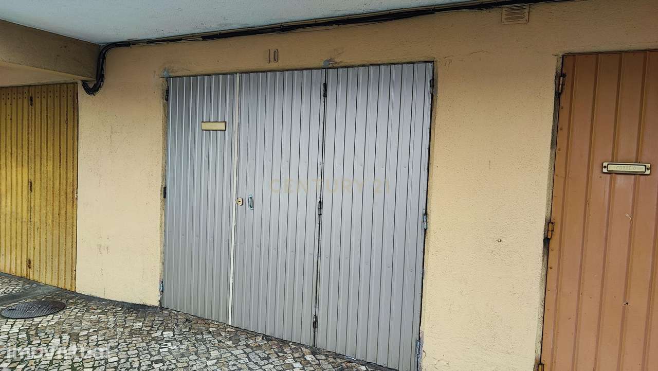 Garagem ampla com acesso direto à rua em Mem Martins, Sintra - Grande imagem: 3/9