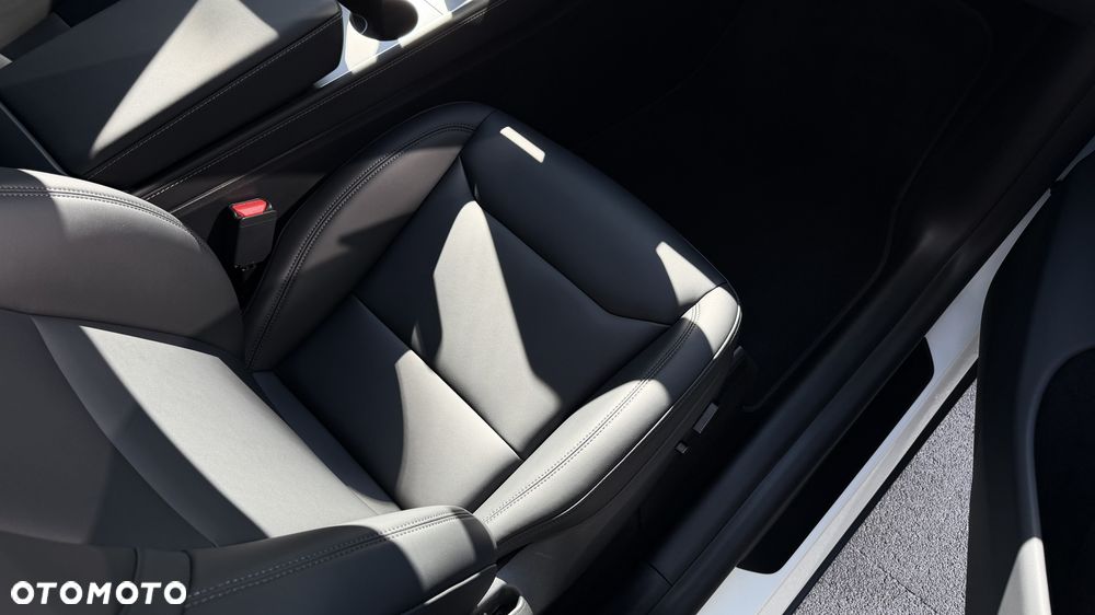 Tesla Model Y Performance AWD - 13