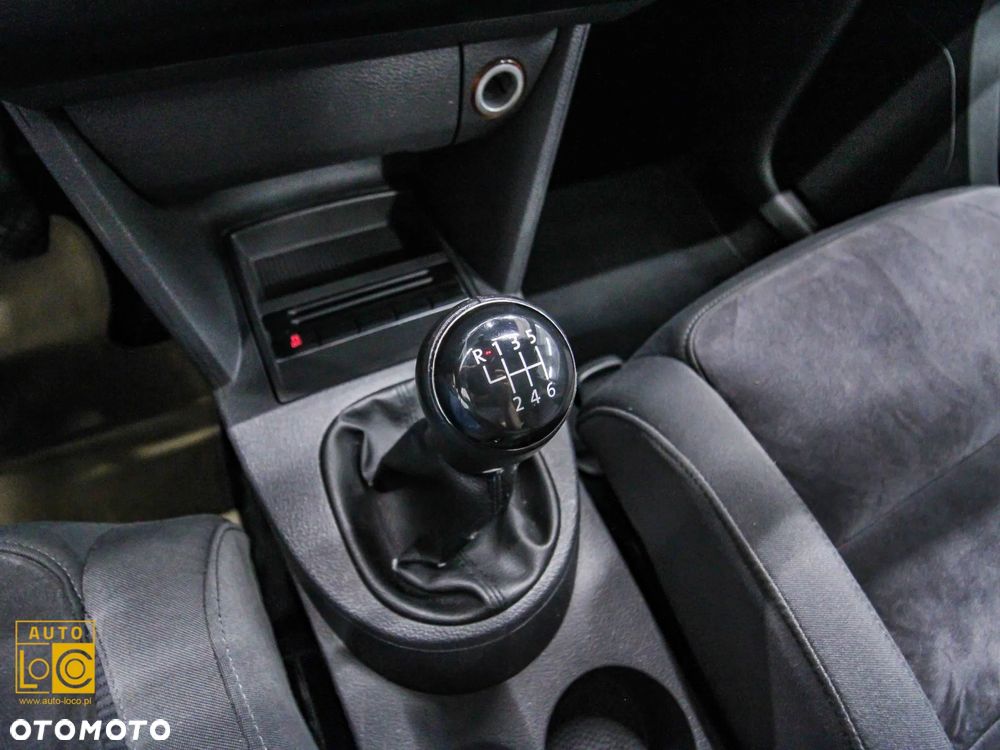 Volkswagen Touran 2.0 TDI Highline - 23