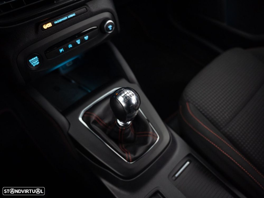 Ford Focus 1.0 EcoBoost MHEV ST-Line X - 24