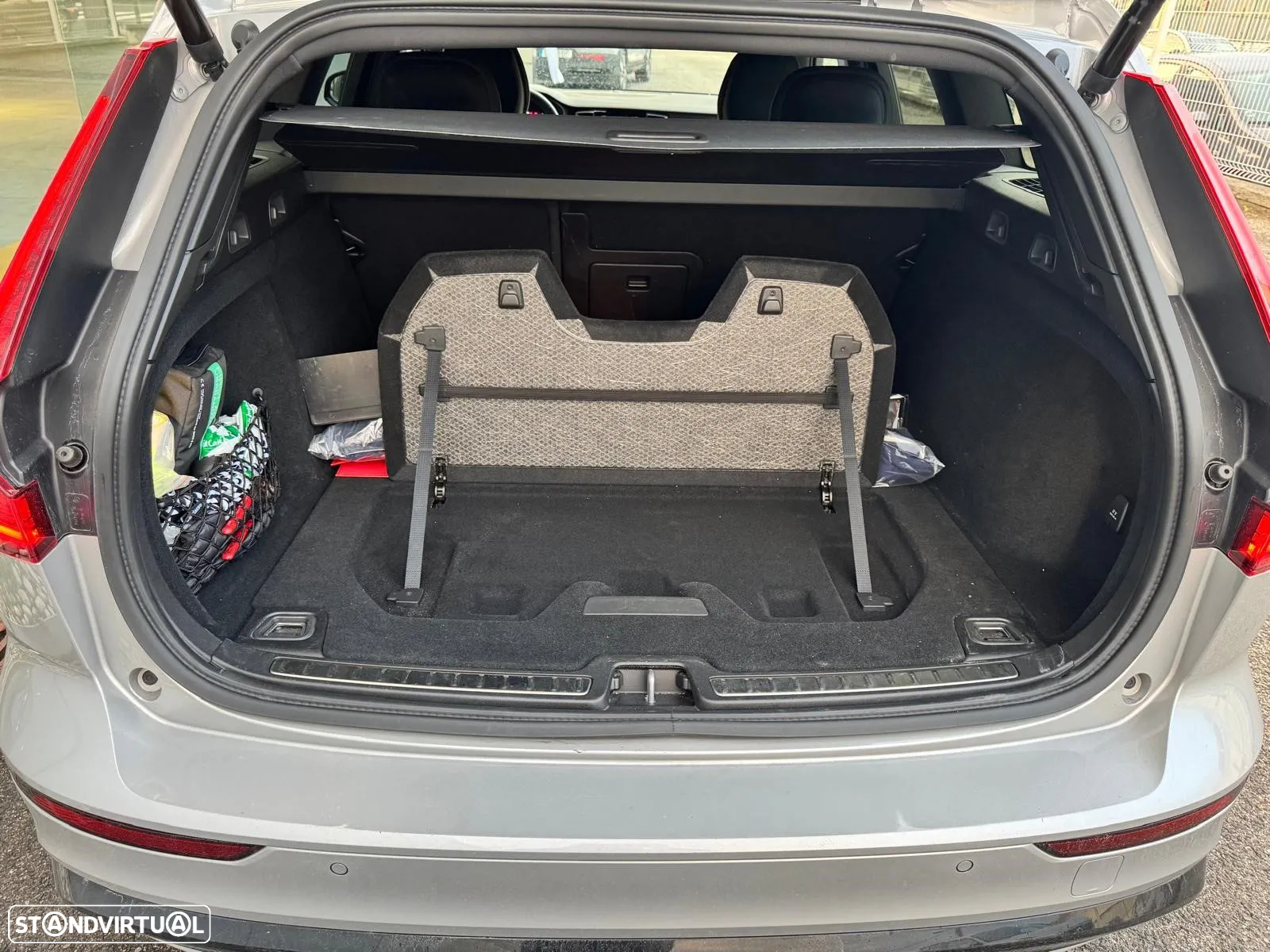 Volvo V60 2.0 B4 Plus Dark Auto - 10