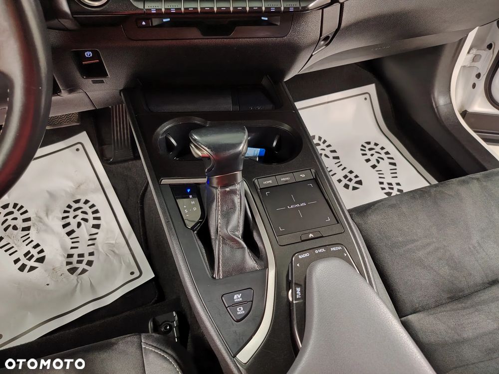Lexus UX 250h Elegance 2WD - 32