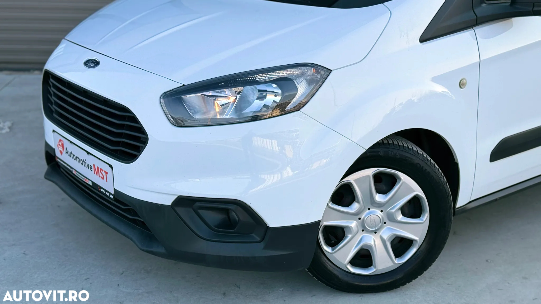 Ford Transit Courier - 11