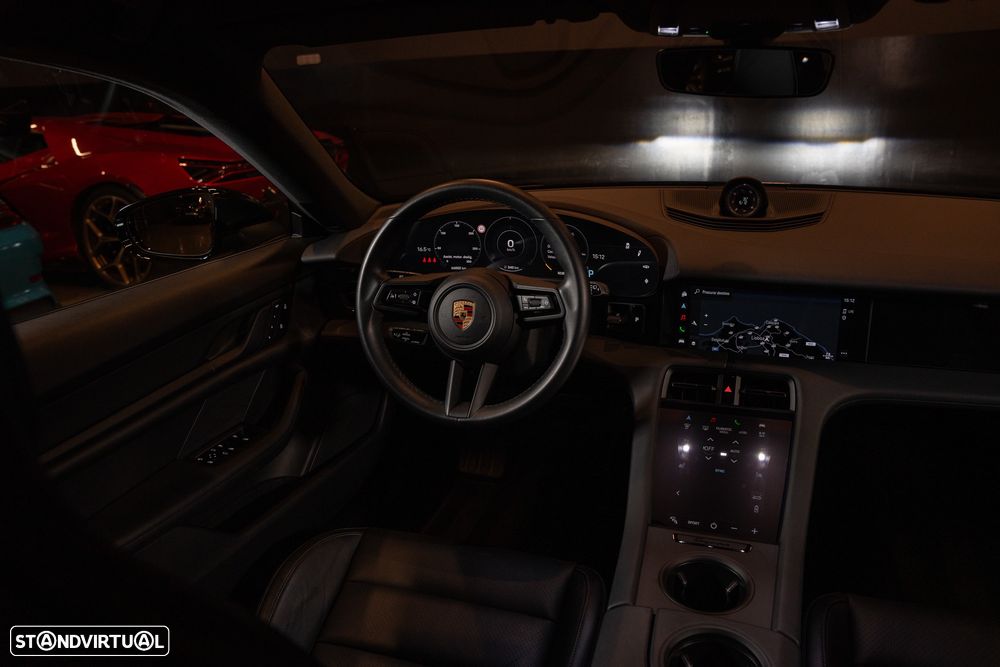 Porsche Taycan Cross Turismo 4 - 18