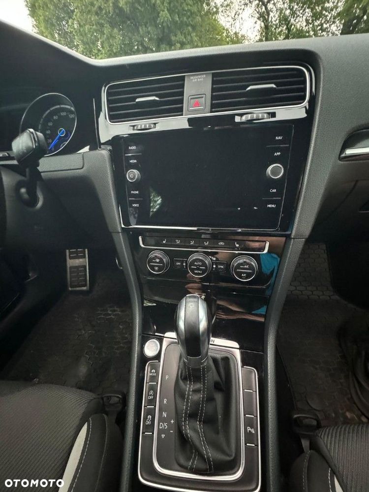Volkswagen Golf - 10