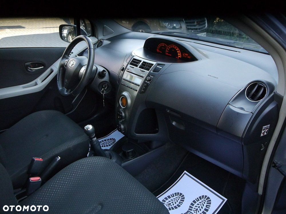 Toyota Yaris 1.33 VVT-i Executive - 26