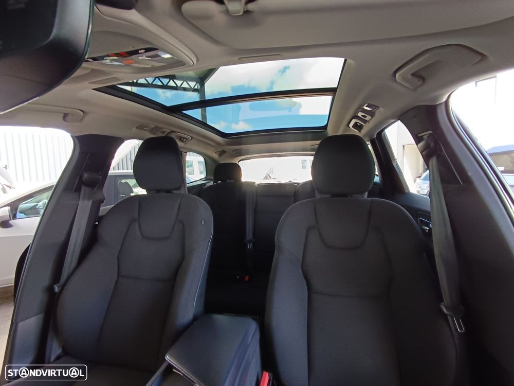 Volvo XC 60 2.0 B4 Momentum Plus Geartronic - 27