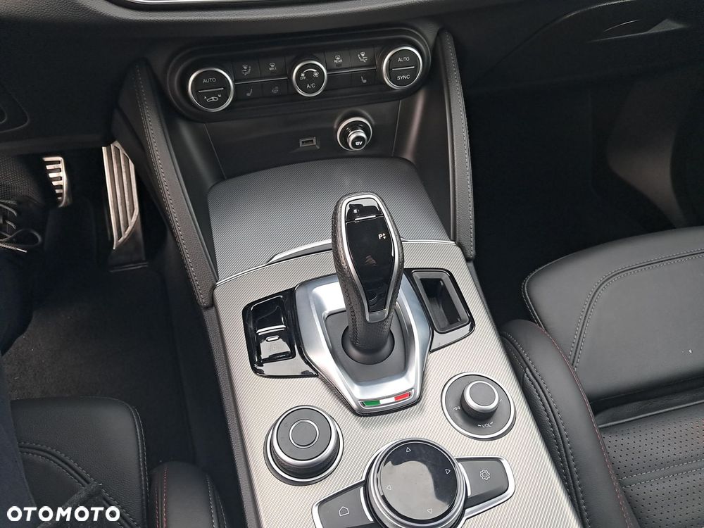 Alfa Romeo Stelvio - 12