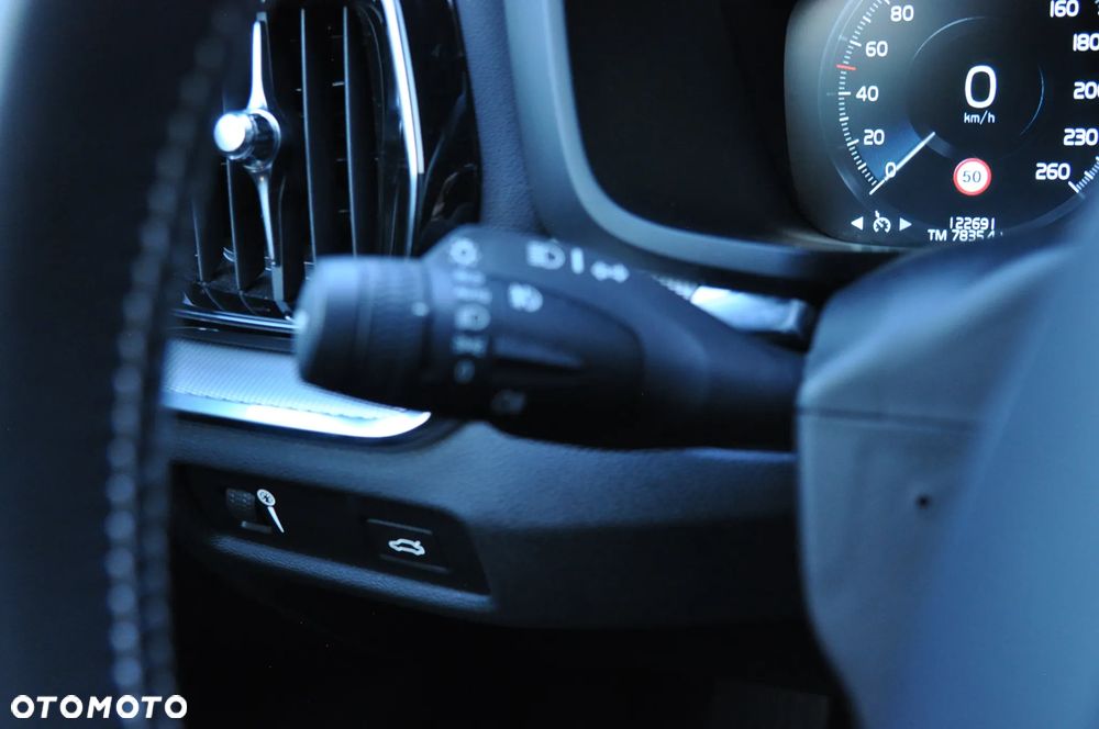 Volvo V60 D4 R-Design - 29