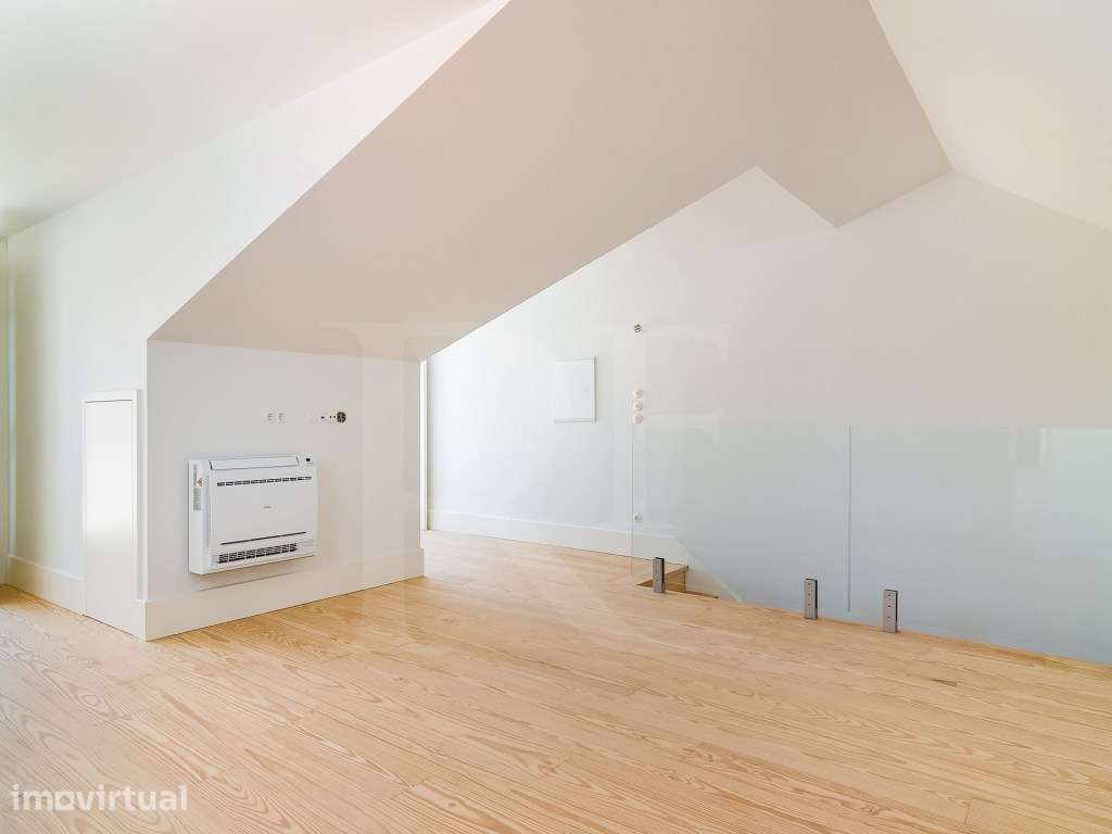Penthouse T3 duplex com terraço e vistas sobre Lisboa - Grande imagem: 4/30