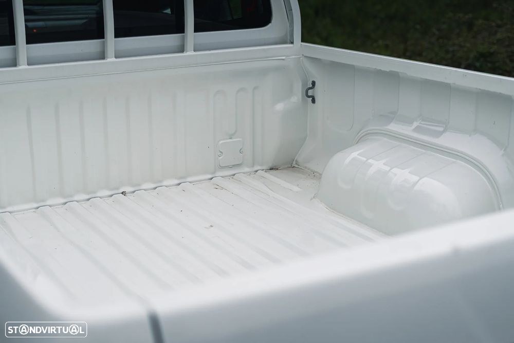 Toyota Hilux 2.4 D-4D 4WD CD CH - 13