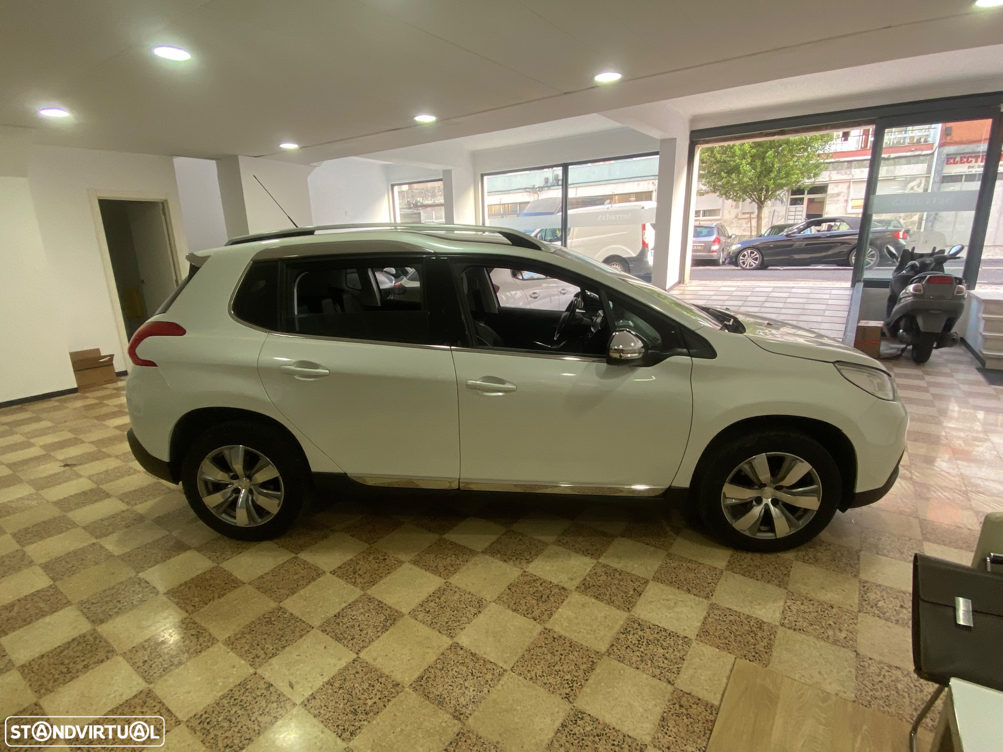 Peugeot 2008 1.2 PureTech Allure - 4