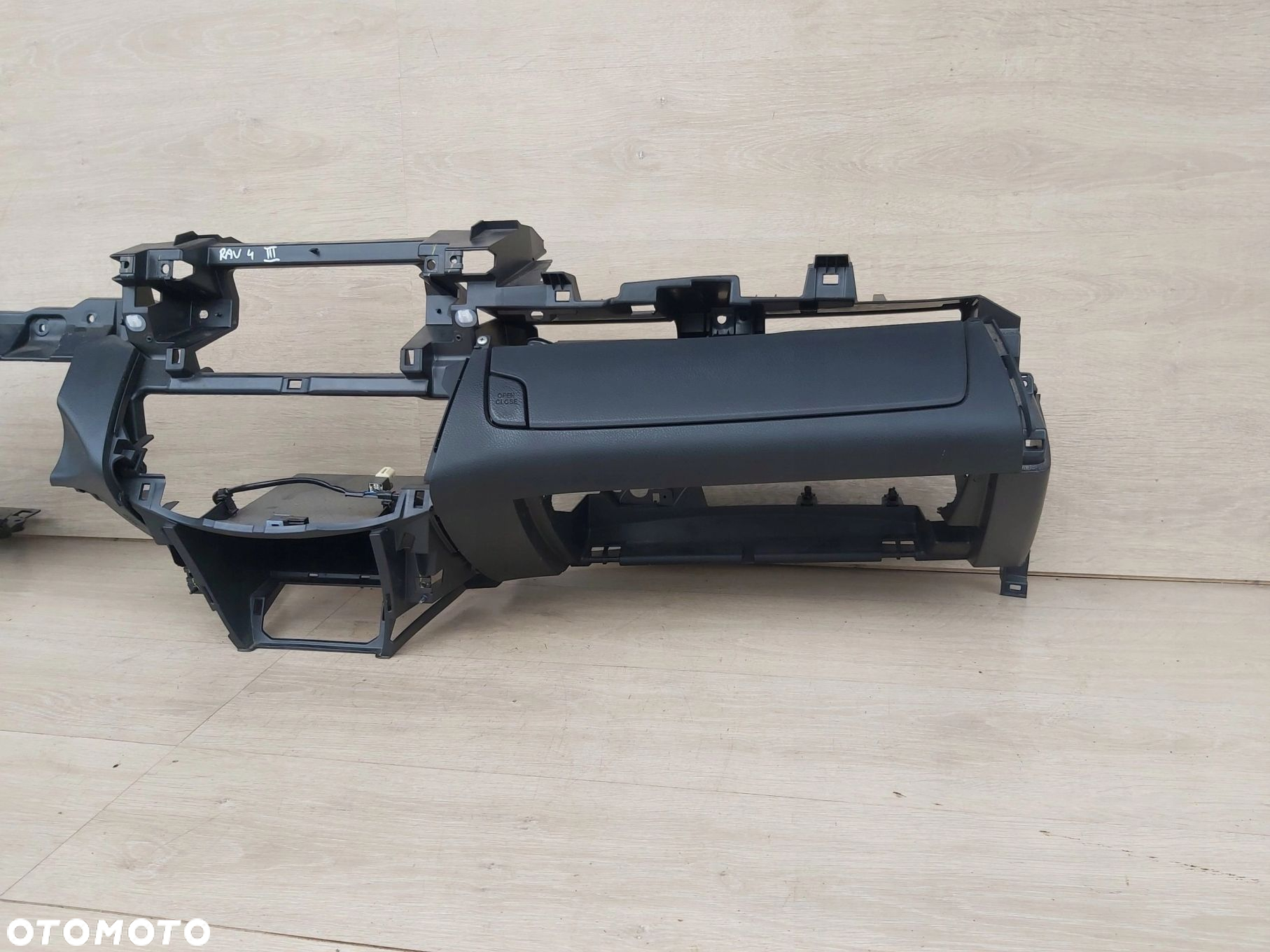 Toyota Rav4 III deska rozdzielcza kokpit dolna część schowek 55303-42010 - 2