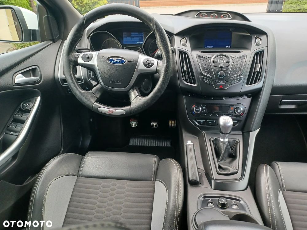 Ford Focus 2.0 EcoBoost ST mit Leder-Sport-Paket - 17