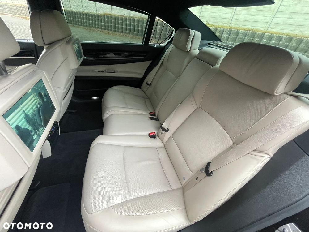 BMW Seria 7 750Li - 27