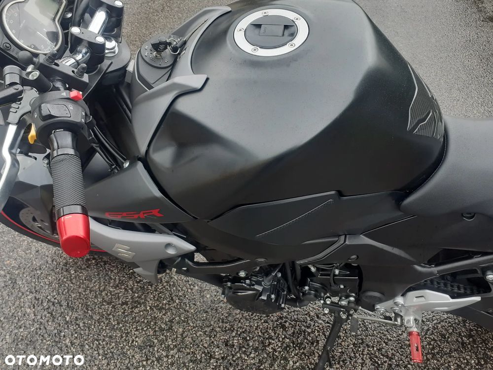 Suzuki GSR - 13