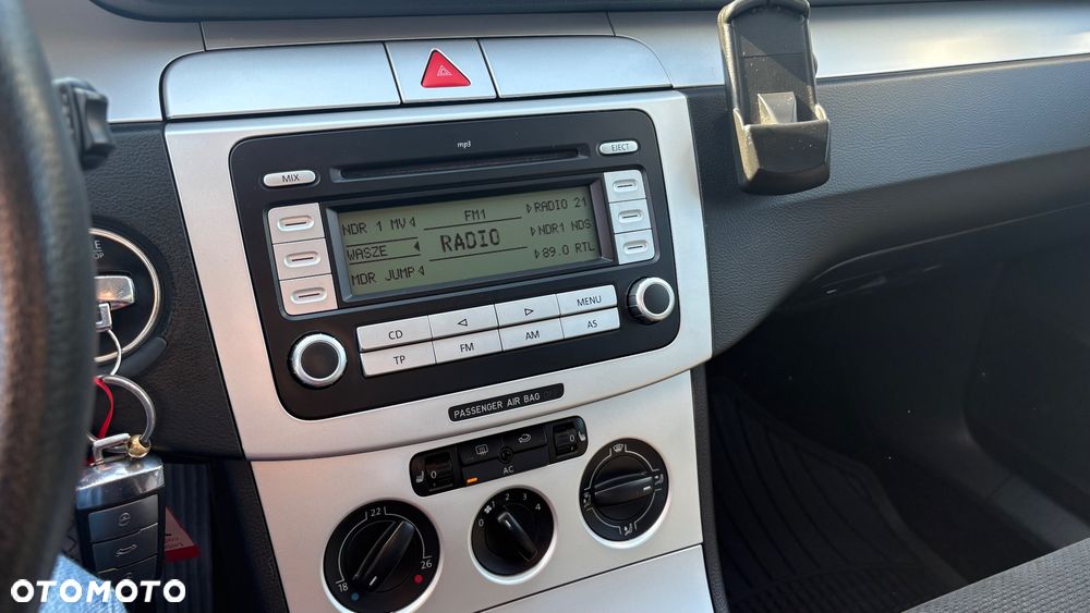 Volkswagen Passat 1.6 FSI Comfortline - 33
