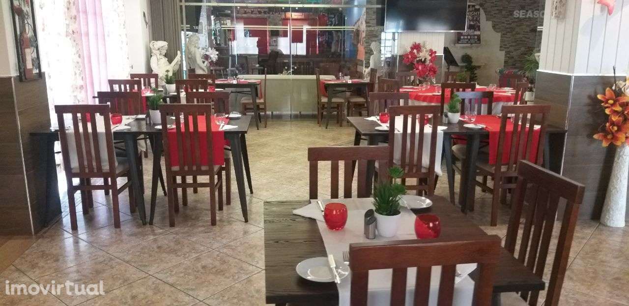Restaurante-Bar em pleno funcionamento na zona da Galé - Grande imagem: 2/22