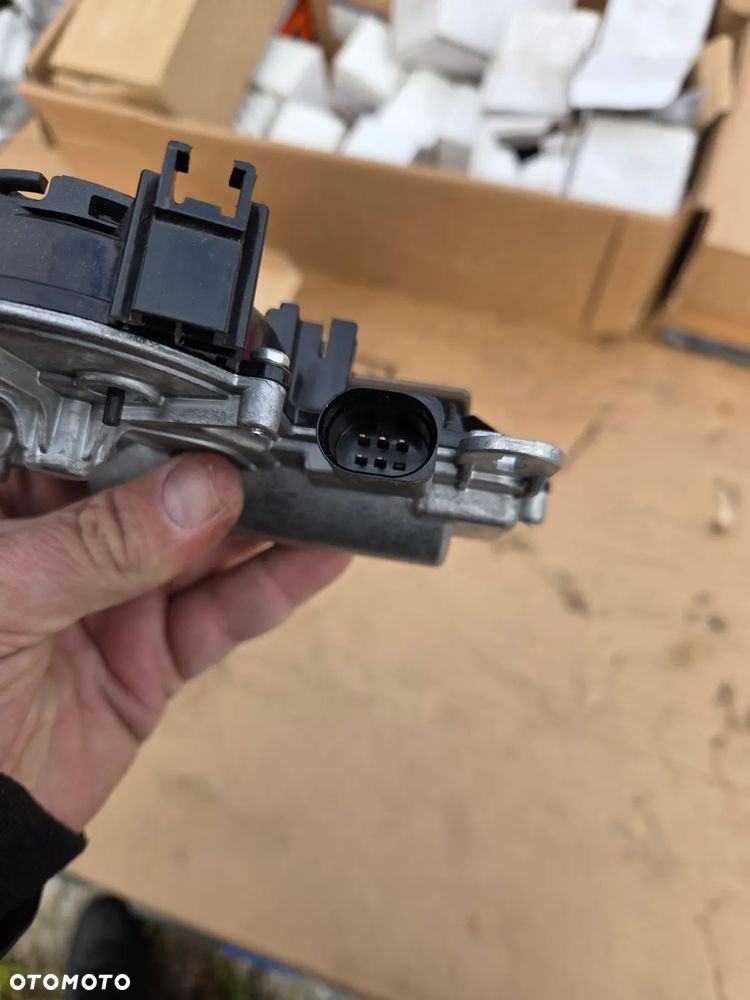 silnik silniczek dociąg domykanie klapy VW Touran III Caddy 5TA827887C Audi Q2 Q3 Seat Cupra Ateca Formentor Skoda Elroq Enyaq Kamiq Karoq Kodiaq Octavia Scala Superb - 9