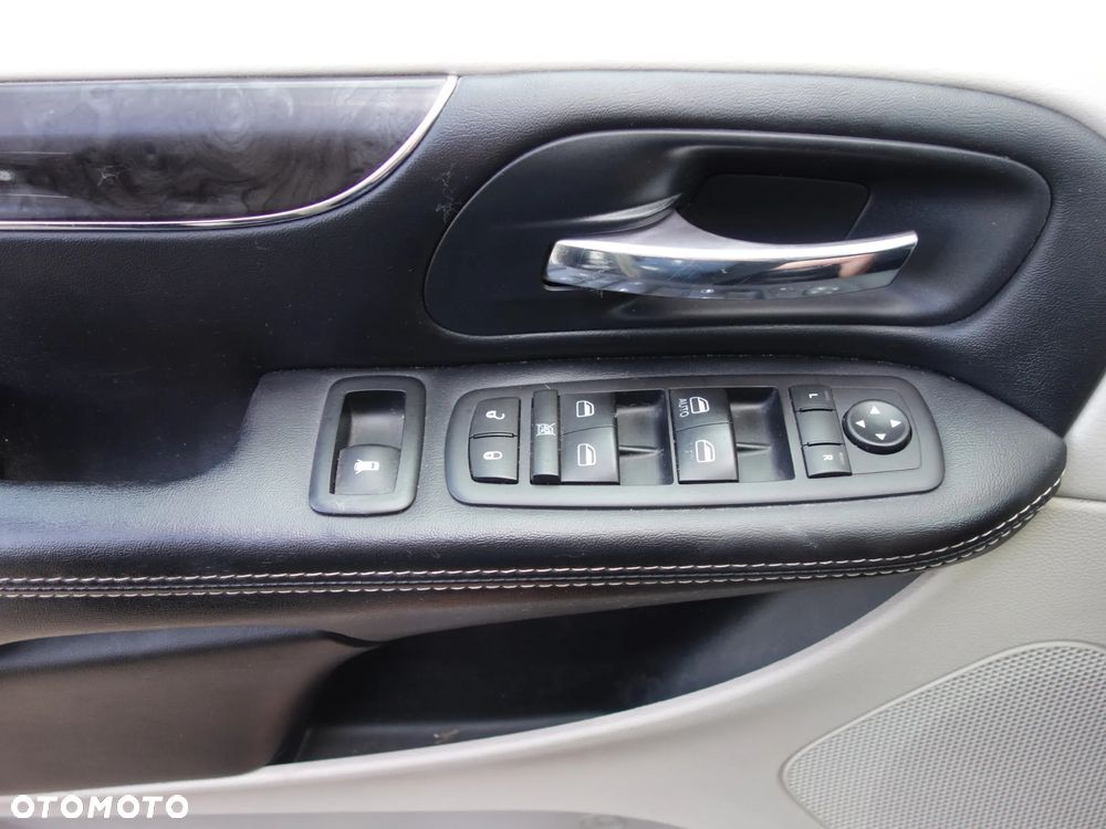 Chrysler Town & Country 3.6 Limited - 14