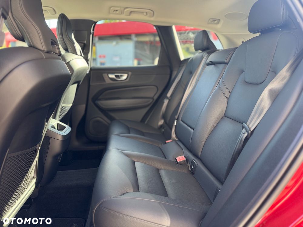 Volvo XC 60 B4 D Plus Dark - 24