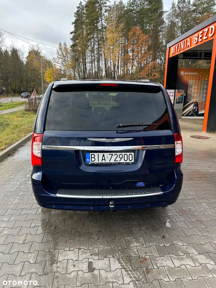 Chrysler Town & Country - 7
