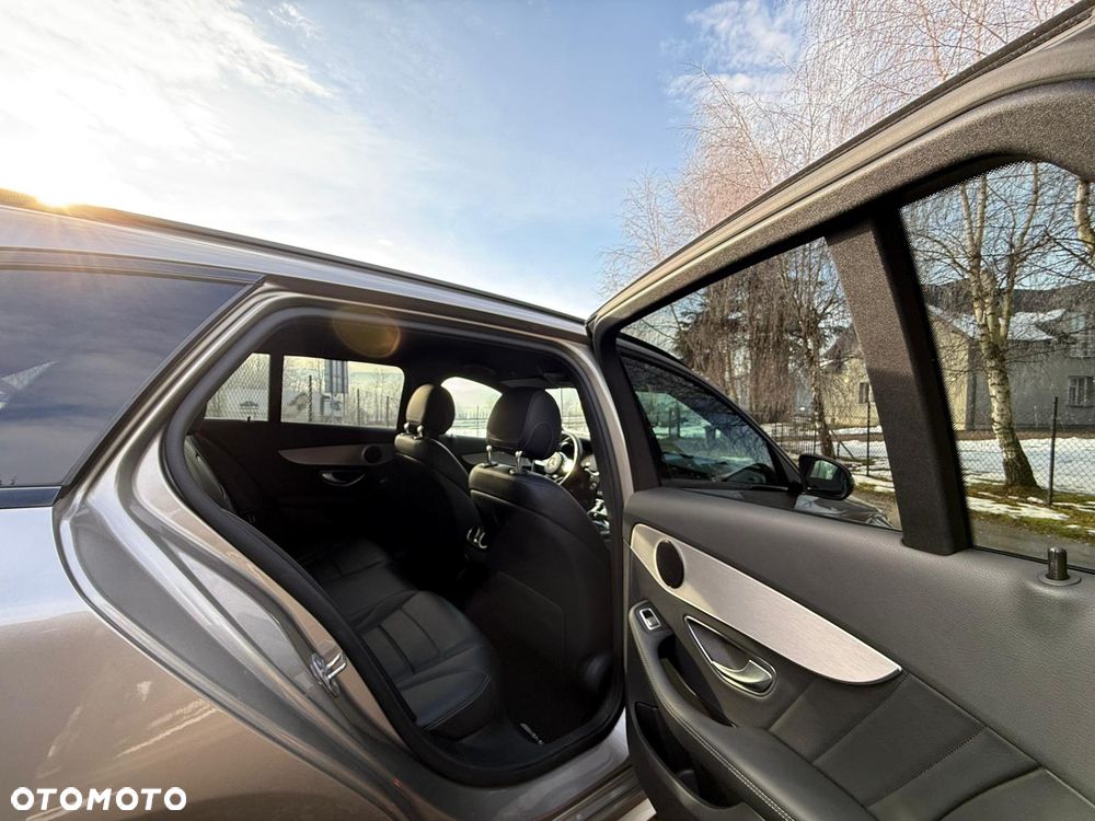 Mercedes-Benz Klasa C 180 9G-TRONIC AMG Line - 31
