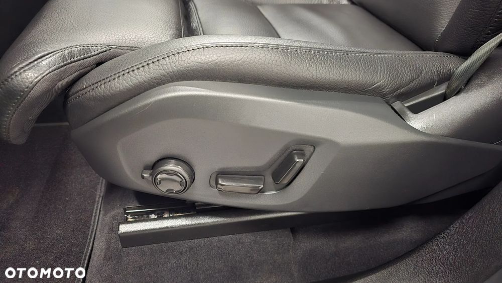 Volvo XC 60 B5 D AWD Ultimate Dark - 18