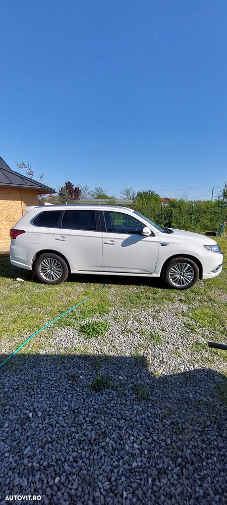 Mitsubishi Outlander - 2