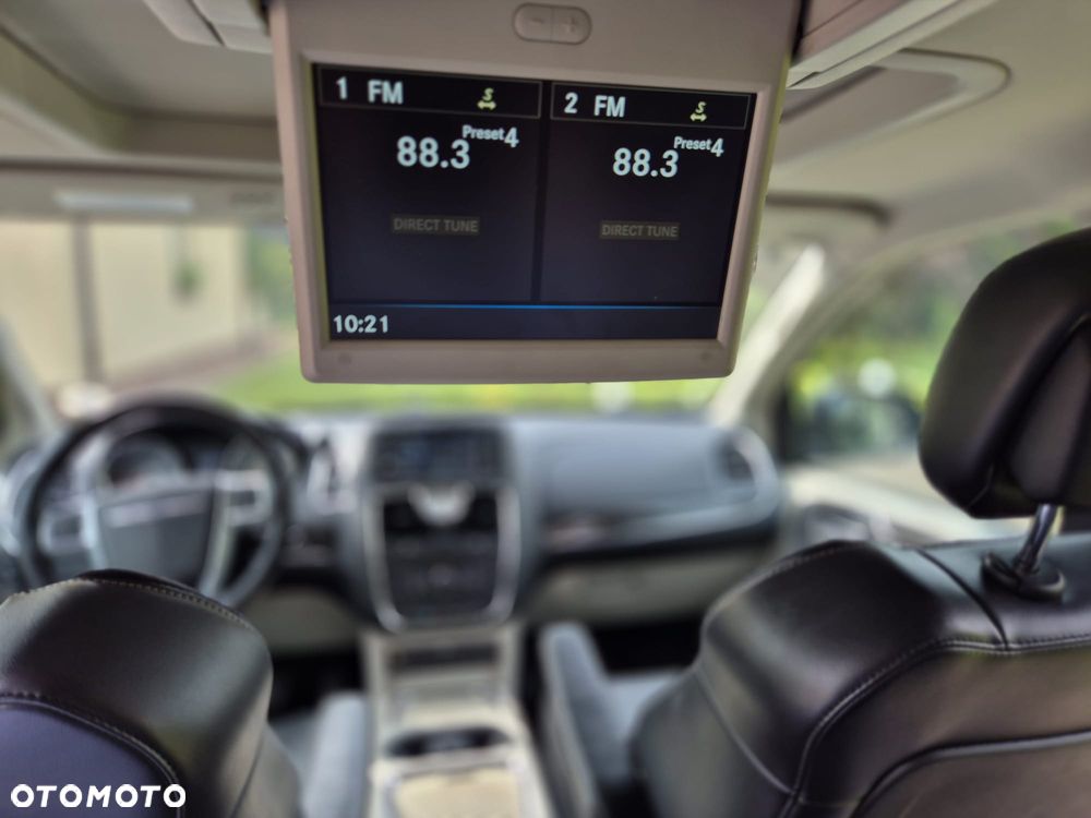 Chrysler Town & Country - 10