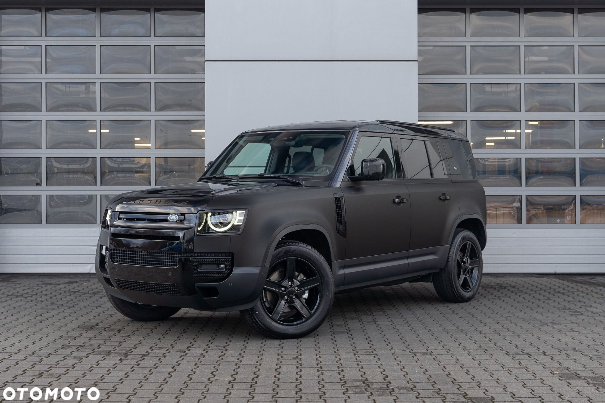Land Rover Defender - 1