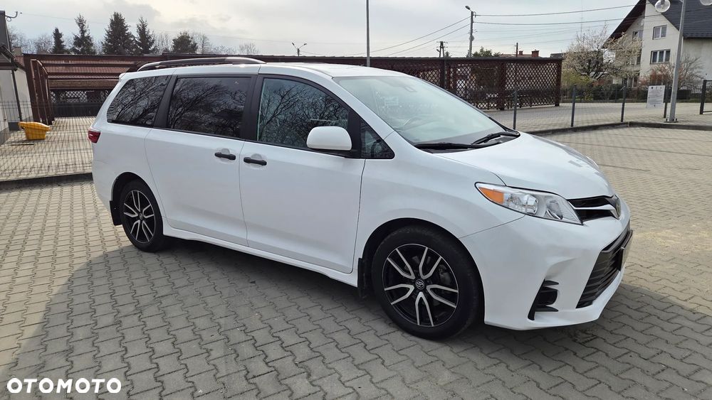 Toyota Sienna - 1