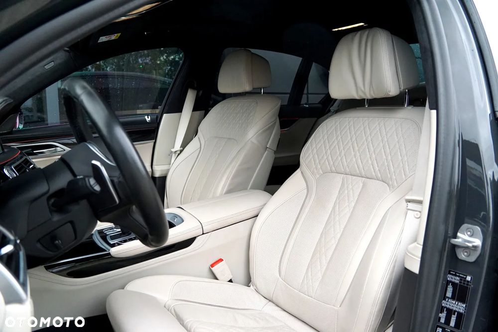 BMW Seria 7 750i xDrive sport - 15