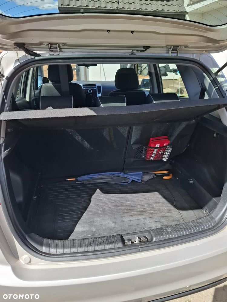 Kia Venga 1.6 L - 10